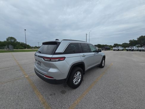 Used 2025 Jeep Grand Cherokee Laredo AWD/4WD image 5
