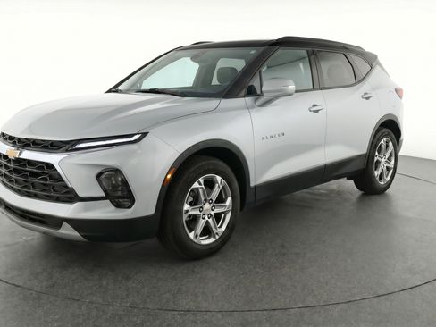 Used 2025 Chevrolet Blazer LT FWD image 3