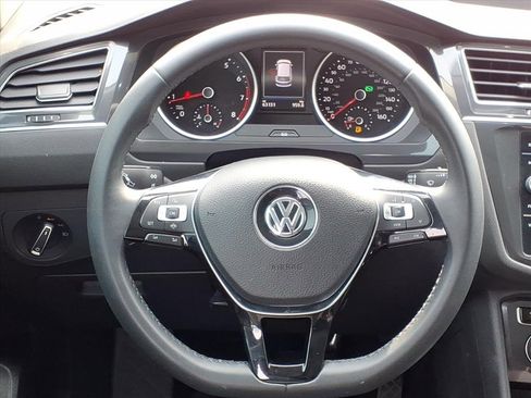 Used 2020 Volkswagen Tiguan SE w/ Panoramic Sunroof Package image 22