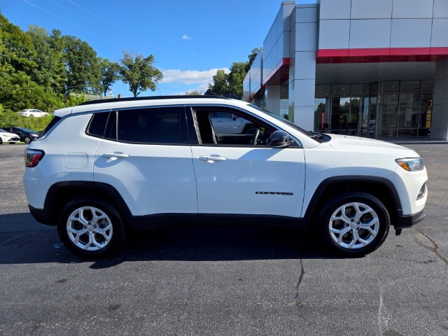Used 2024 Jeep Compass Latitude AWD/4WD image 10