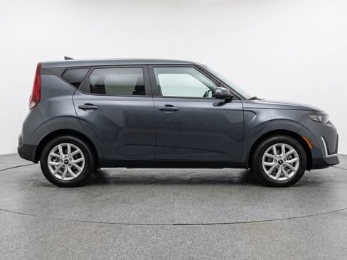 Used 2025 Kia Soul LX w/ LX Technology Package FWD image 11