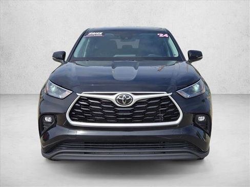 Used 2024 Toyota Highlander LE AWD/4WD image 2