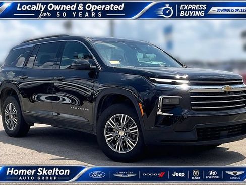 Used 2025 Chevrolet Traverse LT FWD image 1