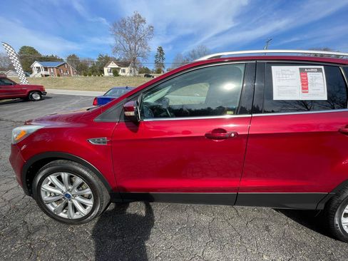 Used 2017 Ford Escape Titanium image 3