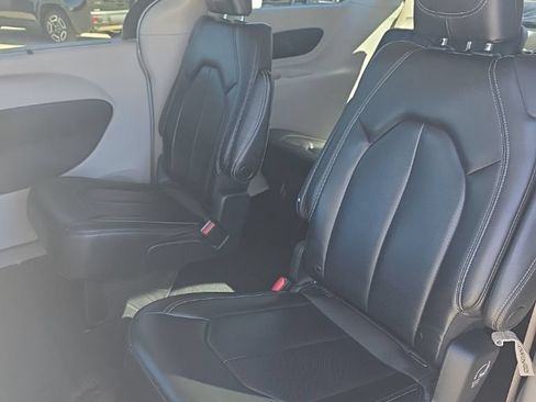 Used 2023 Chrysler Pacifica Touring-L FWD image 21