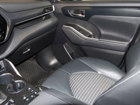 Used 2023 Toyota Highlander L image 45