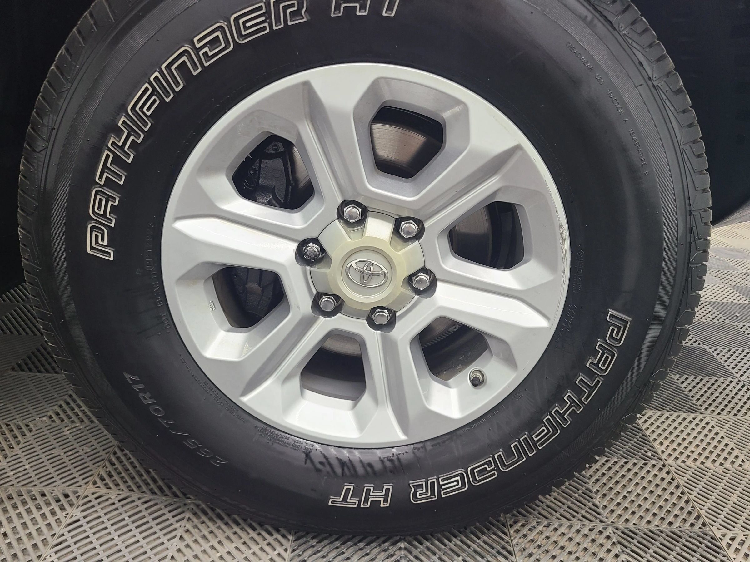Used 2017 Toyota 4Runner SR5 AWD/4WD image 15