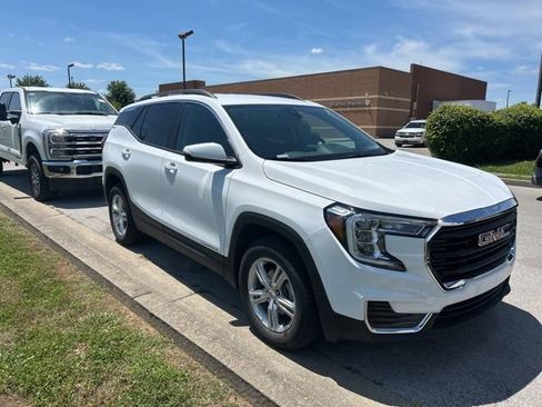 Used 2024 GMC Terrain SLE w/ Driver Convenience Package AWD/4WD image 2