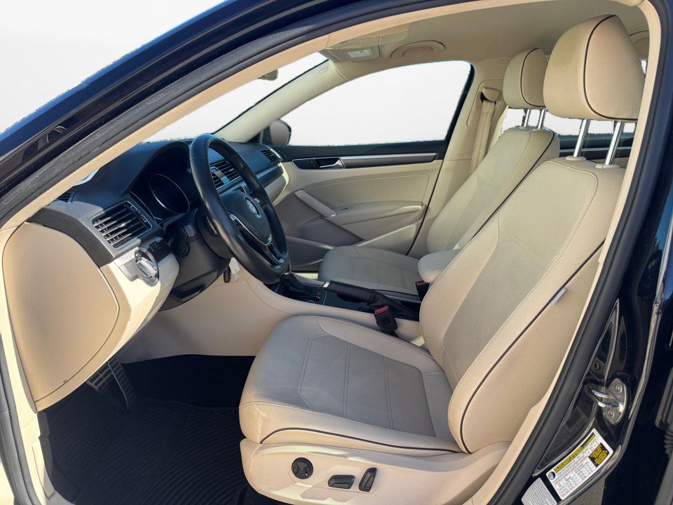 Used 2018 Volkswagen Passat 2.0T R-Line w/ R-Line Lighting Package FWD image 9