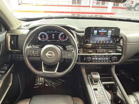 Used 2023 Nissan Pathfinder Platinum image 16