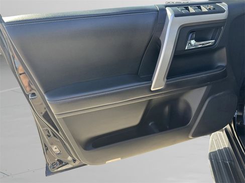 Used 2016 Toyota 4Runner SR5 image 9