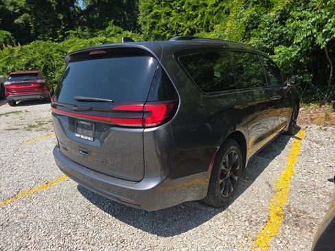 Used 2021 Chrysler Pacifica Touring w/ S Appearance Package FWD image 4
