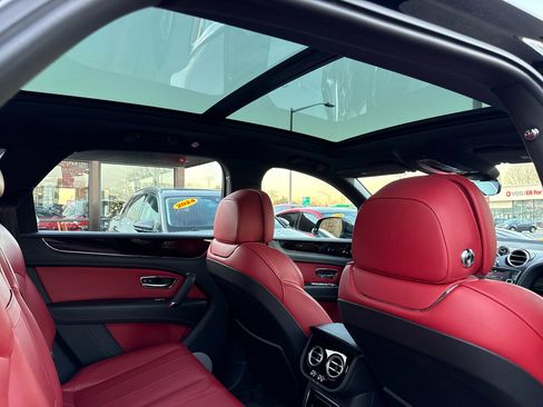 Used 2019 Bentley Bentayga image 38