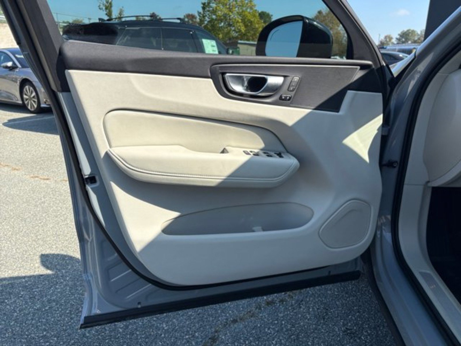 Used 2025 Volvo XC60 B5 Plus w/ Protection Package Premier AWD/4WD image 21