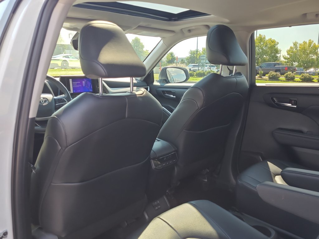 Used 2024 Toyota Highlander XLE FWD image 12