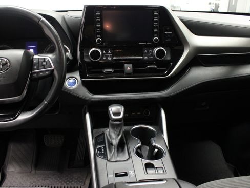 Used 2021 Toyota Highlander LE AWD/4WD image 24
