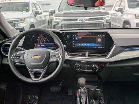 Certified 2025 Chevrolet Trax LT w/ LT Convenience Package image 18