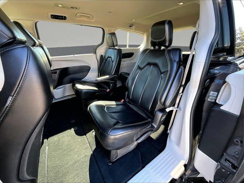 Used 2023 Chrysler Pacifica Touring-L FWD image 25
