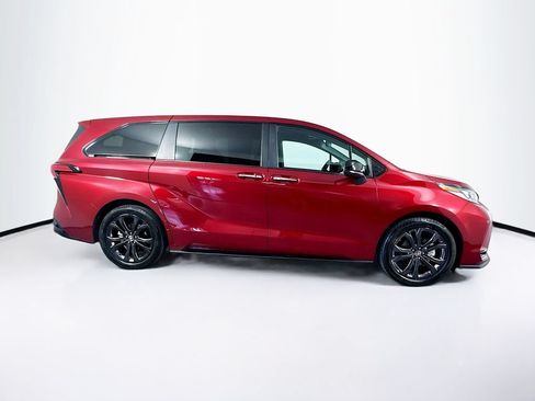 Used 2025 Toyota Sienna XSE FWD image 11