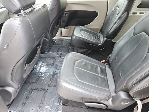 Used 2017 Chrysler Pacifica Touring-L FWD image 22