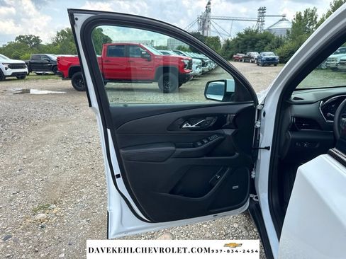 Used 2023 Chevrolet Traverse RS FWD image 9