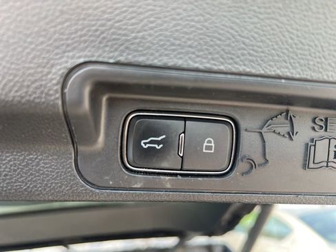 Used 2020 Ford Explorer Platinum w/ Premium Technology Package image 17