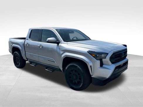 Certified 2025 Toyota Tacoma SR5 AWD/4WD image 10