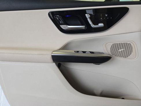 Used 2025 Mercedes-Benz GLC 300 image 27
