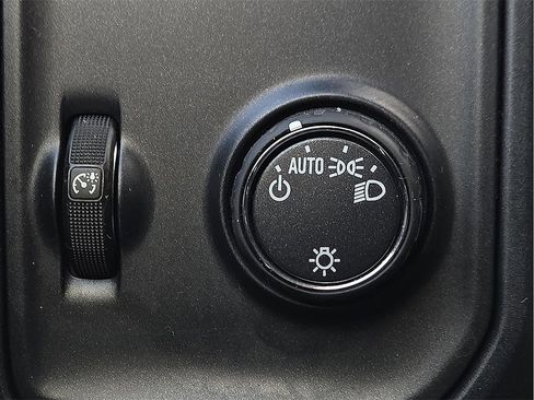 Used 2018 Chevrolet Silverado 1500 Custom w/ Custom Value Package image 15