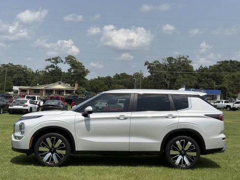 Used 2025 Mitsubishi Outlander SE FWD image 13