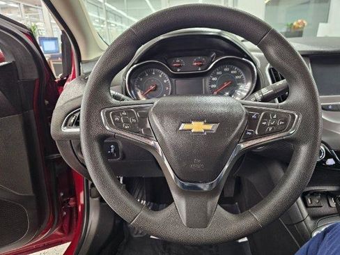Used 2018 Chevrolet Cruze LT w/ Convenience Package FWD image 13