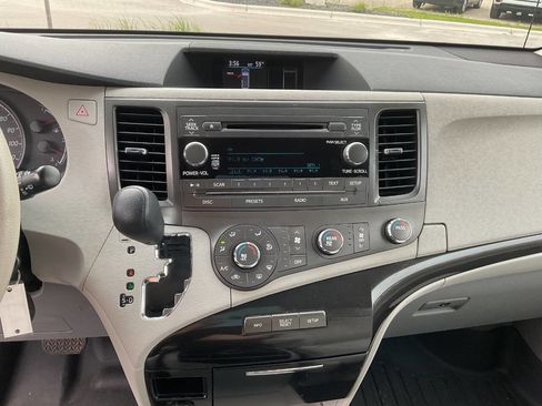 Used 2011 Toyota Sienna LE w/ Preferred Pkg FWD image 19