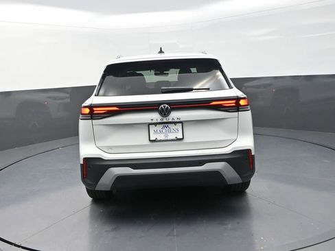 New 2026 Volkswagen Tiguan SE FWD image 9
