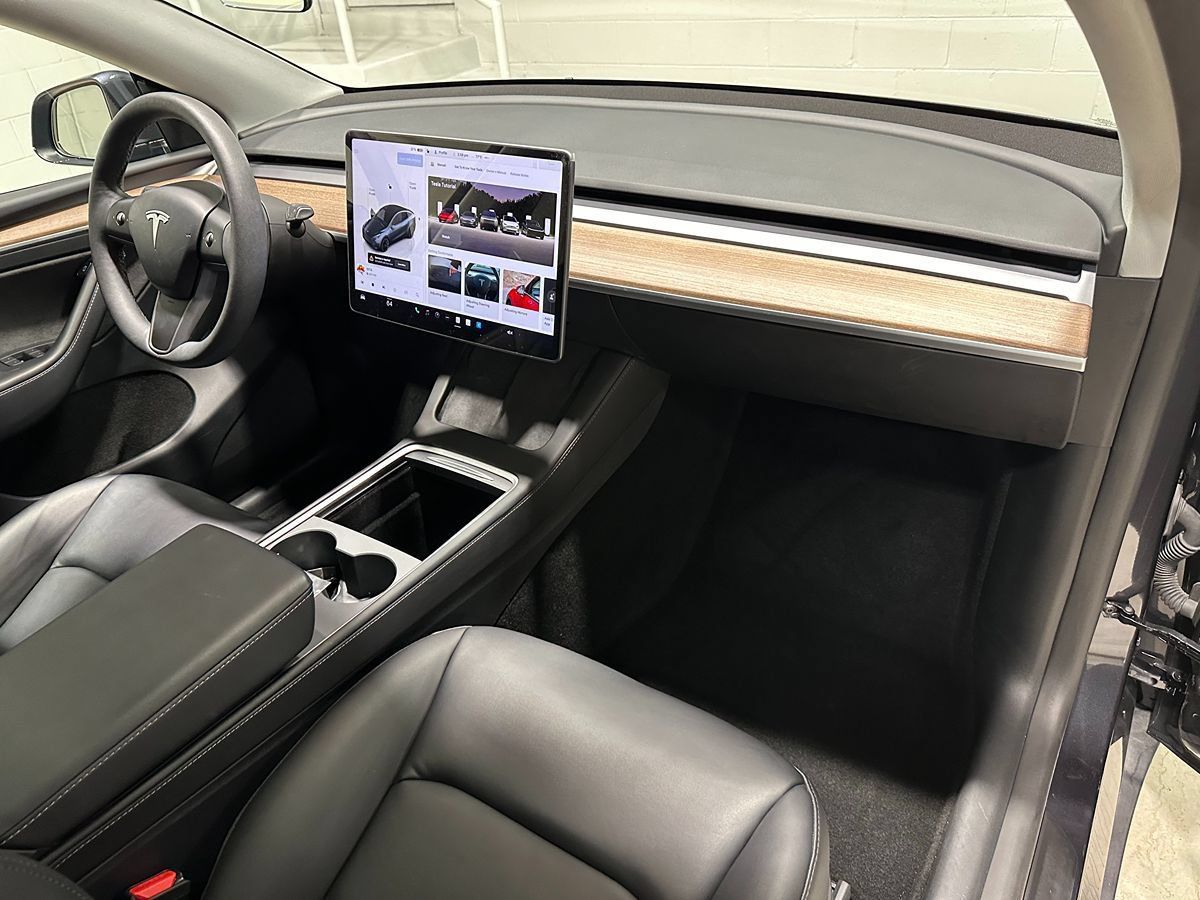 Used 2024 Tesla Model Y Long Range AWD/4WD image 12