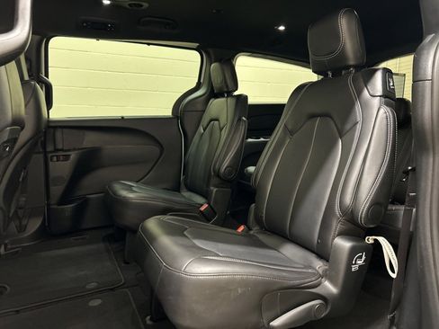 Used 2025 Chrysler Pacifica Select image 8