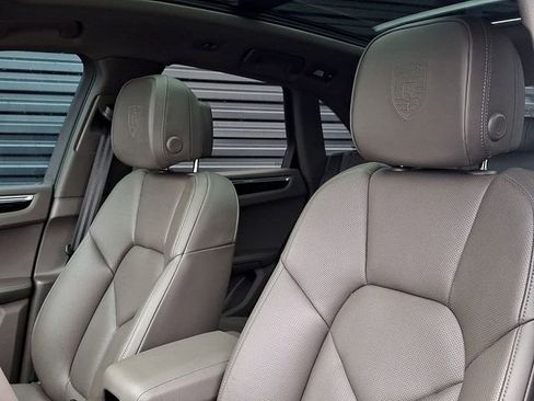 Certified 2023 Porsche Macan image 5