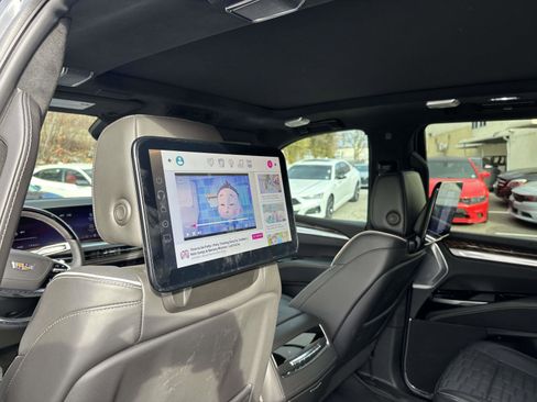 Used 2025 Cadillac Escalade Sport Platinum w/ LPO, ONYX Package image 40