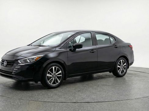 Used 2025 Nissan Versa SV image 3