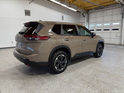 Used 2024 Nissan Rogue SV image 4
