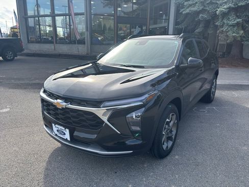 Used 2025 Chevrolet Trax LT w/ Driver Confidence Package image 3