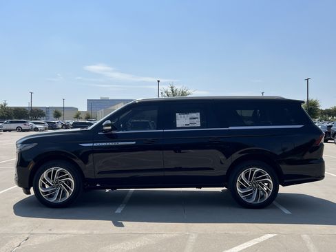 New 2025 Lincoln Navigator L Reserve image 4