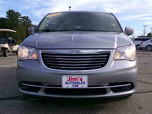 Used 2016 Chrysler Town & Country Touring image 9