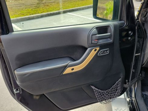 Used 2014 Jeep Wrangler Unlimited Sahara image 16