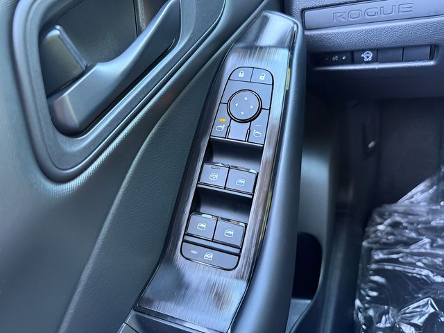 Used 2026 Nissan Rogue S AWD/4WD image 18