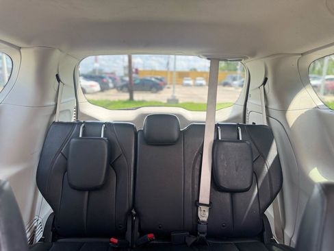 Used 2019 Chrysler Pacifica Touring-L FWD image 56