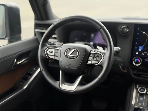 Used 2024 Lexus GX 550 w/ Accessory Package (Z1) AWD/4WD image 12