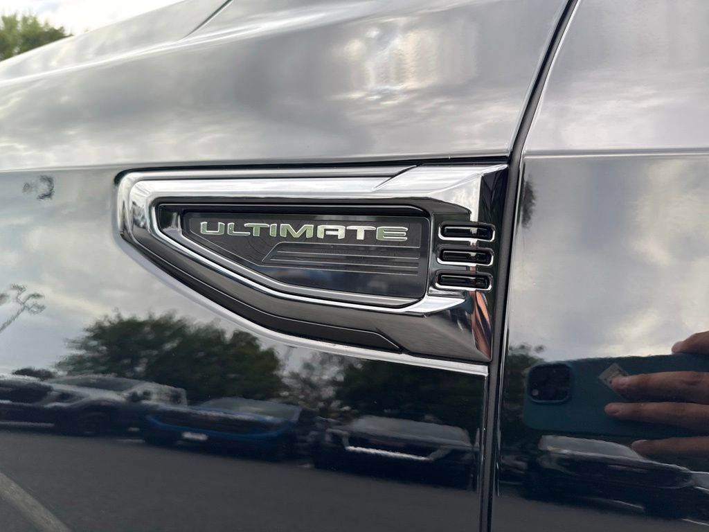 Used 2025 GMC Yukon XL Denali Ultimate AWD/4WD image 13