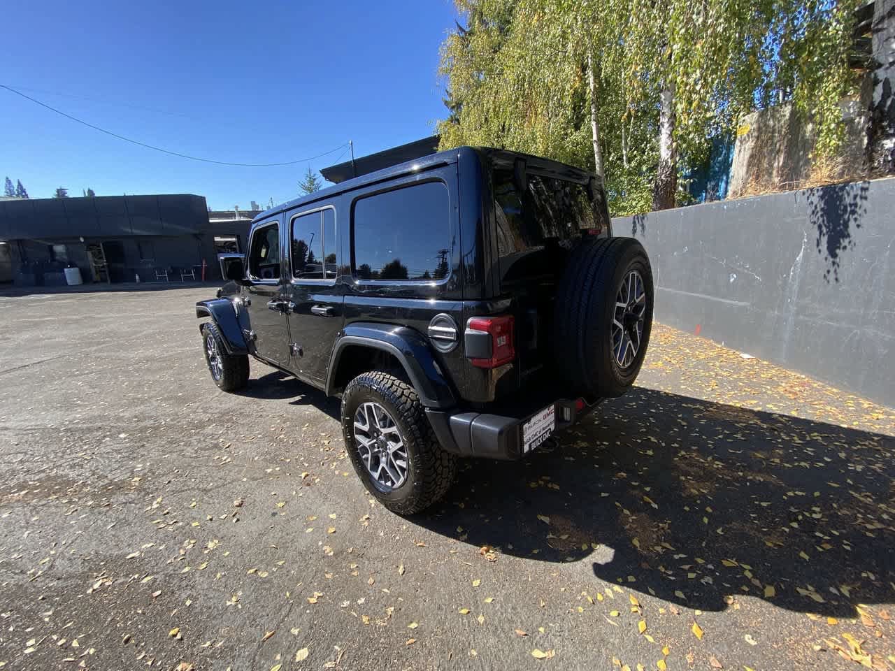 Used 2025 Jeep Wrangler Unlimited Sahara AWD/4WD image 4