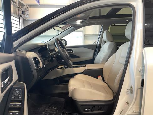 Used 2023 Nissan Rogue SL w/ SL Premium Package image 6