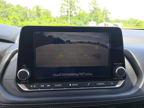Used 2024 Nissan Rogue S AWD/4WD image 22